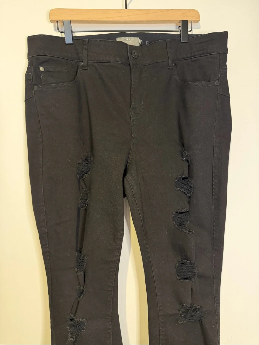 EUC Torrid Bombshell Skinny Premium Stretch High-Rise Destructed Jean - 18S